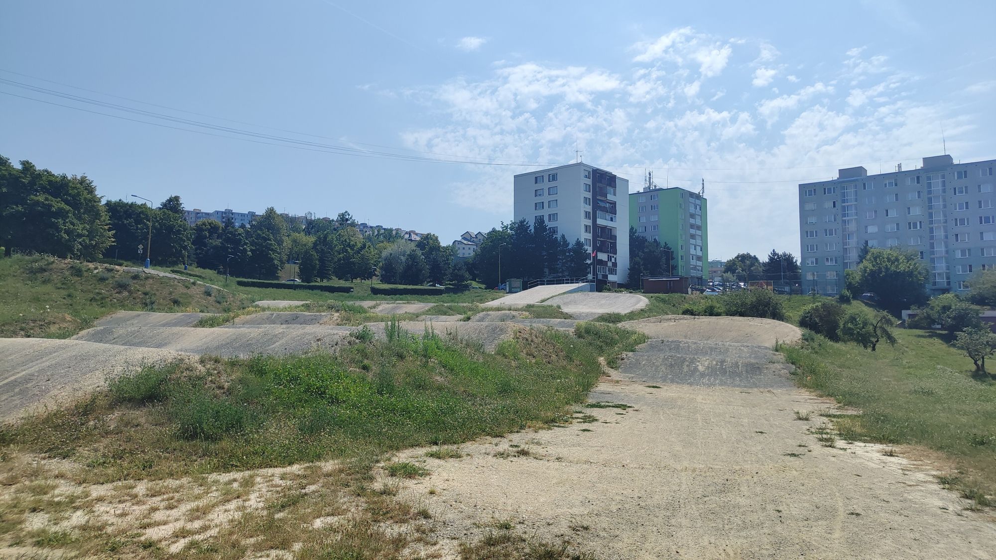 Pista de BMX racing con curvas peraltadas, sin riders